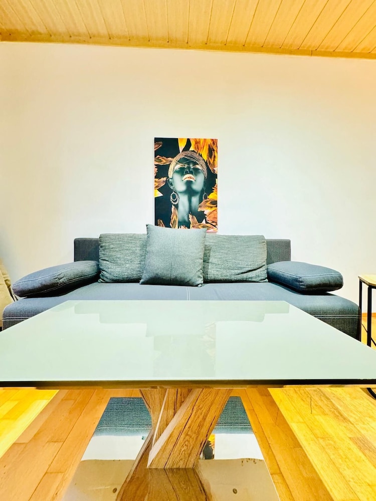 Cozy 4BR Apt for 12P Near FAC Platz