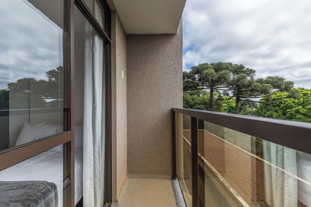 Studio in Condominium w/ Gym and Laundry Eco0304