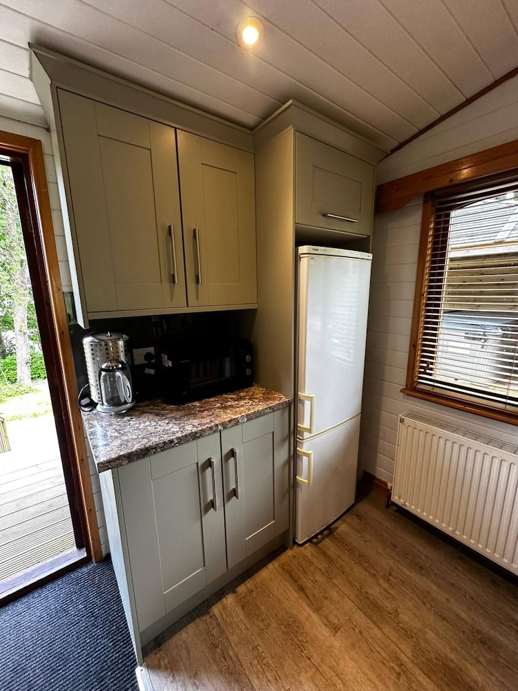 Serene Watermouth Cabin Retreat With Hot Tub & Stunning Coastal Views