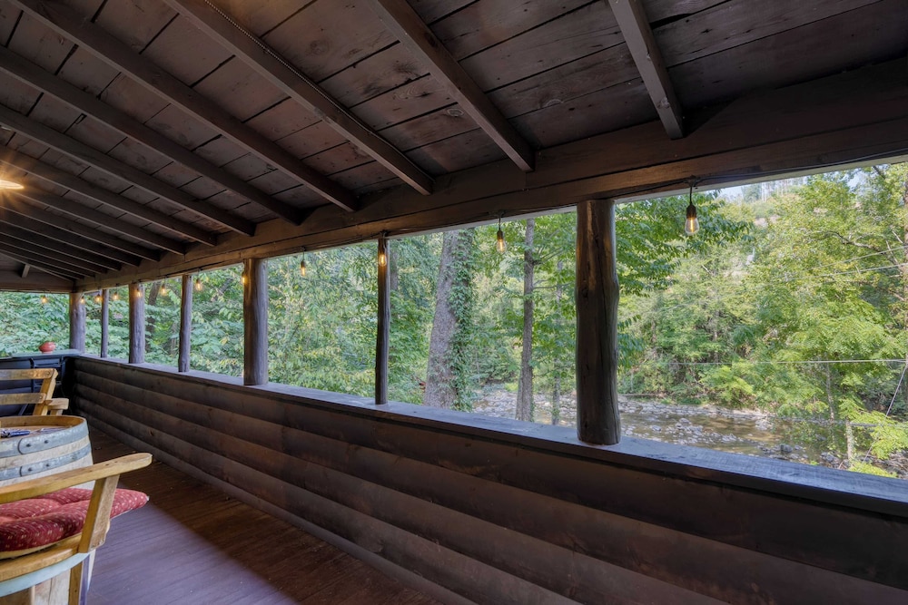 Riverwood Gatlinburg/pigeon Forge Cabin w/ River Views