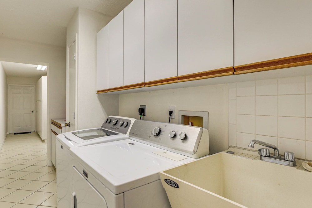 Sunny Sarasota Stay: Screened Pool + Pet Friendly