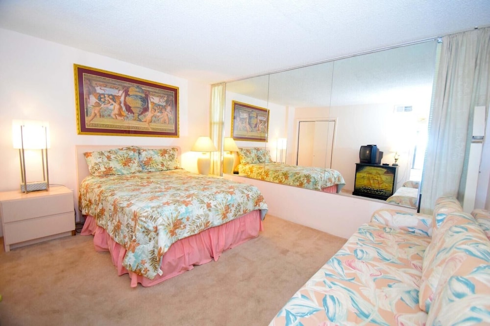 Fountainhead 209 1 Bedroom Condo by RedAwning view 4