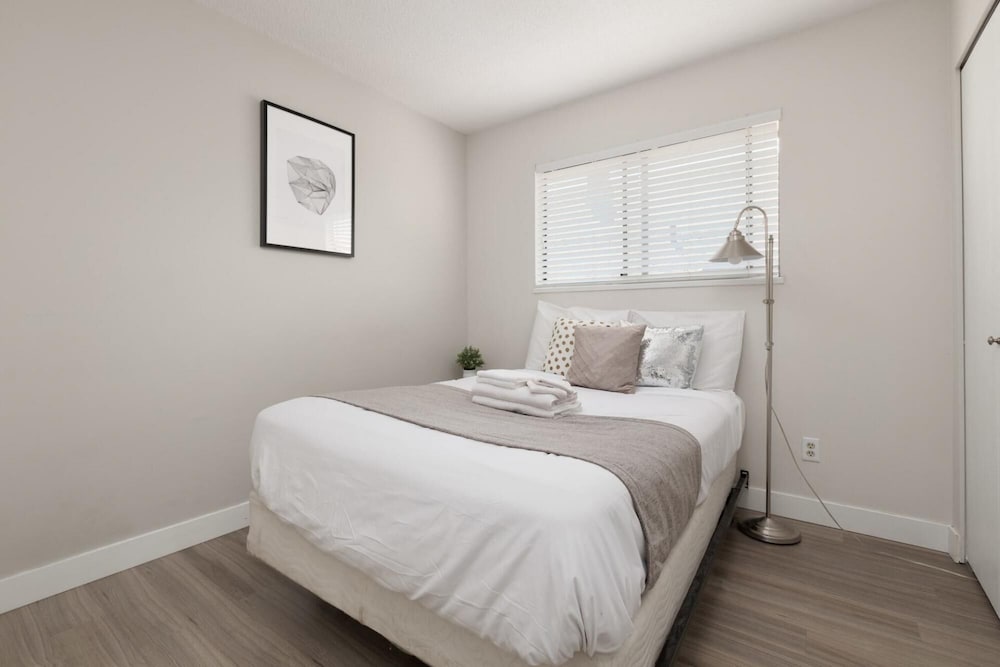 Huge 4 Bedroom Upper Suite Good for 10 People - Image 3