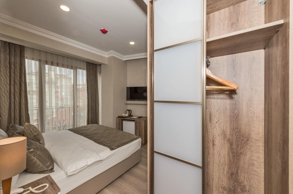 Alphonse Otel - Image 17