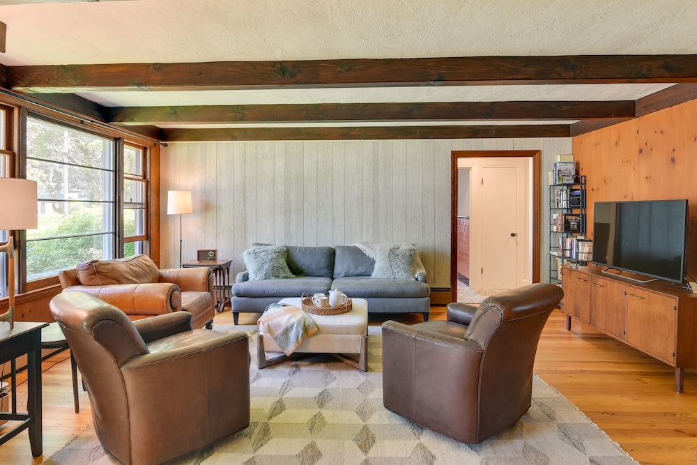 Home in Narragansett w/ Beach Access!