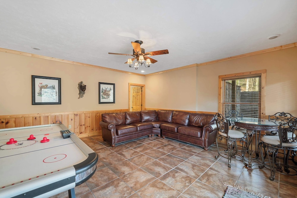 New! Riverfront Retreat Sleeps 12 Ellijay