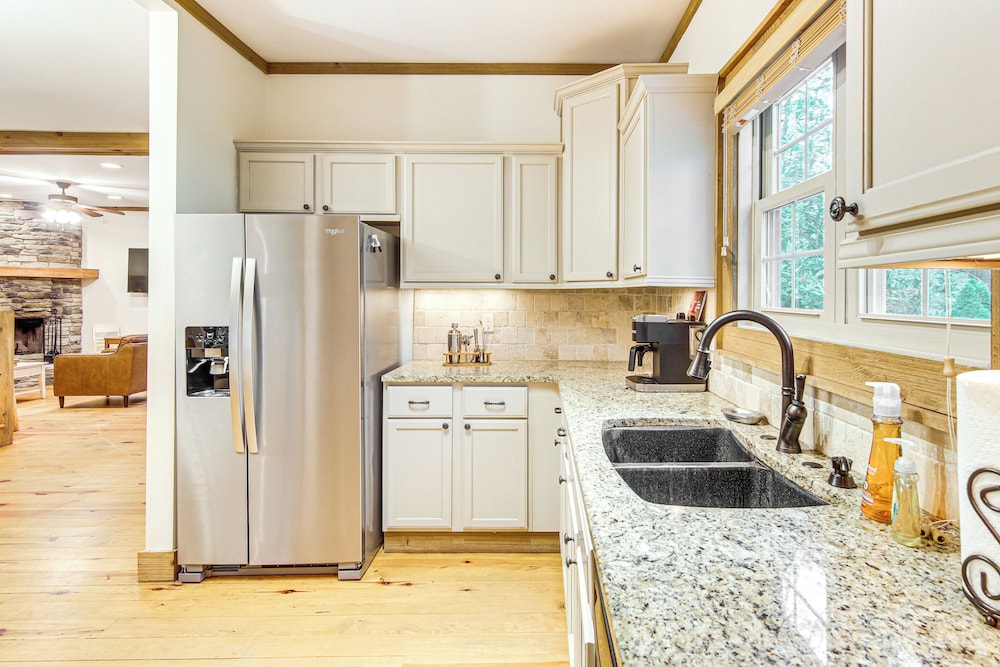 1 Mi to Downtown Cashiers: Private Cabin w/ Deck