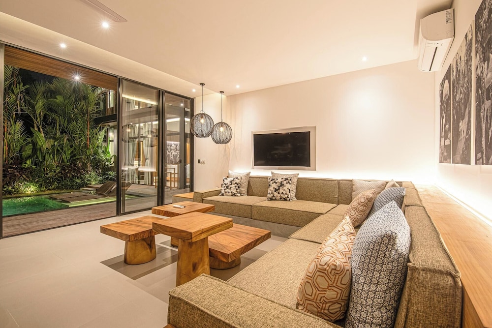 Elegant 6BR Canggu Retreat Just 400m to the Ocean