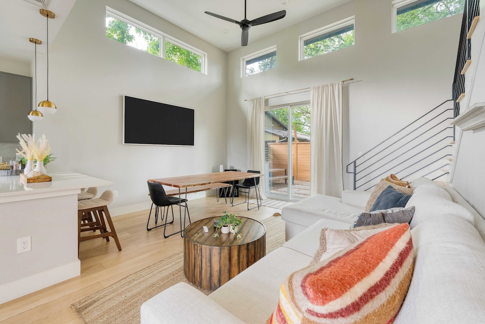 Private Pool, Firepit, Patio Steps to East Austin Dining, Music, Art, Murals