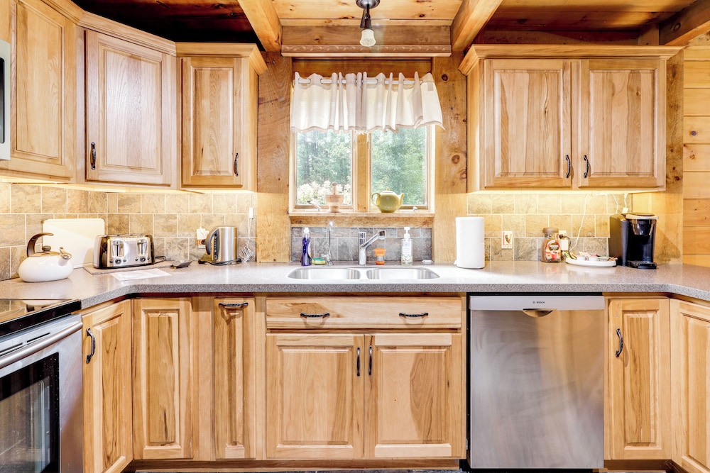 7 Mi to Glens Falls: Peaceful Retreat w/ Game Room