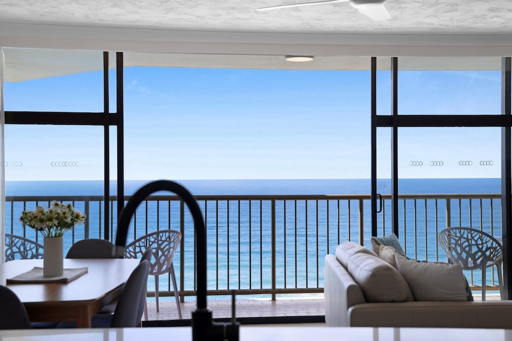Beachfront Stylish Apartment With Ocean Views