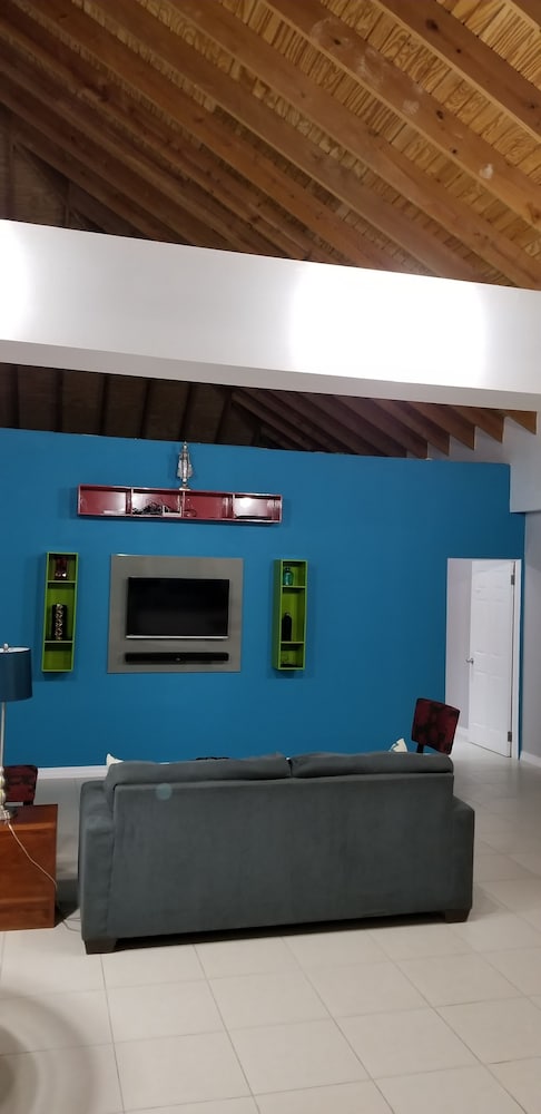 New Kingston Guest Apartment at Donhead