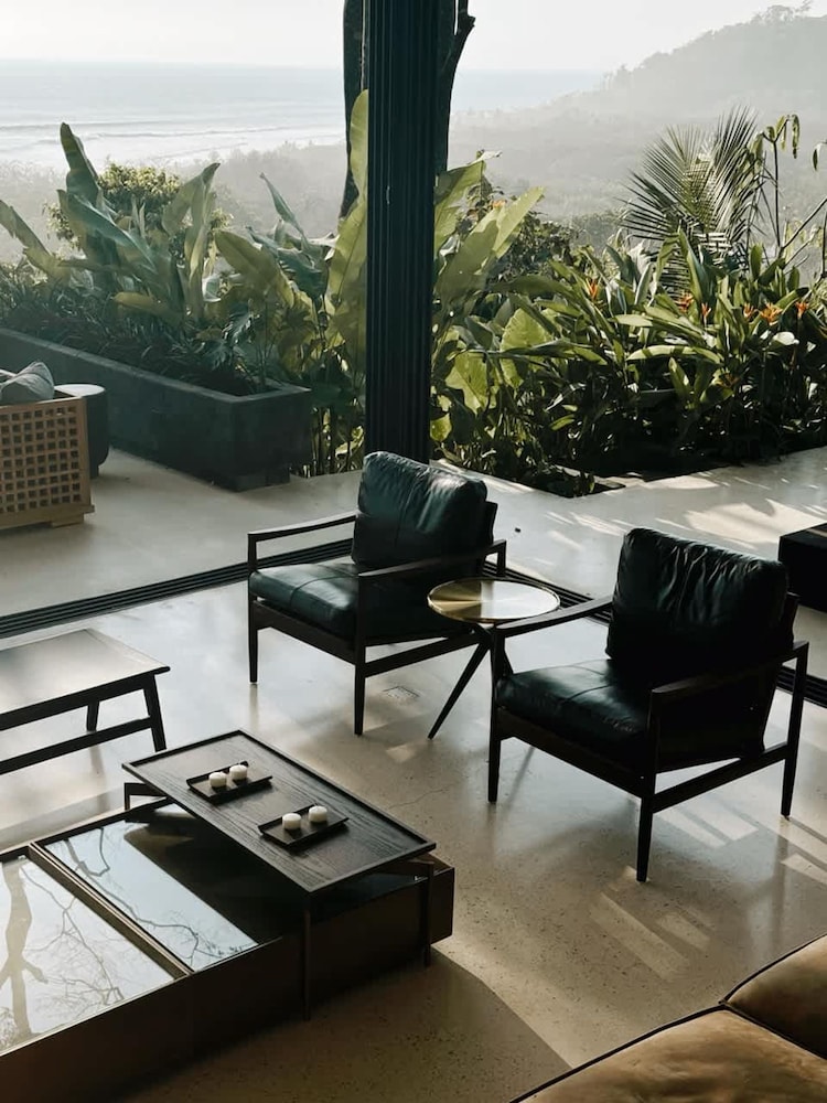 w Spectacular 4BR Villa in Costa Rica