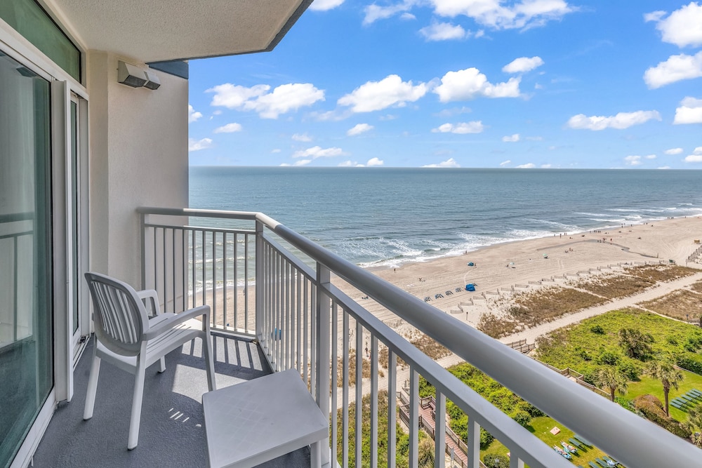 Stunning Condo Overlooking Ocean