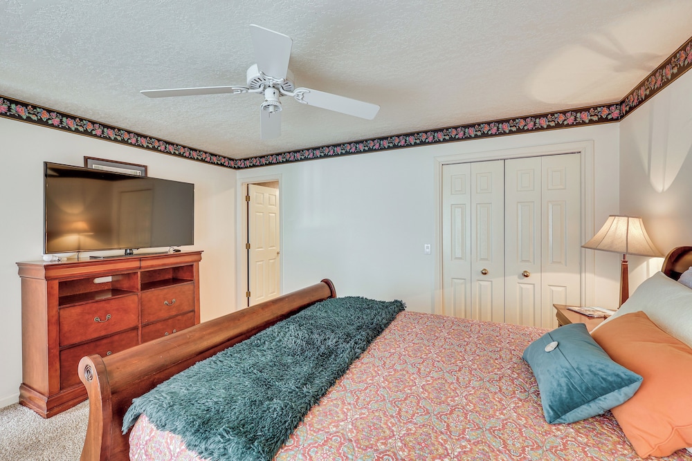 Lakefront Hot Springs Village Home w/ Private Dock
