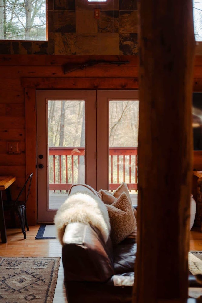 Cozy Cabin With Hot Tub - Near all in Hocking Hills