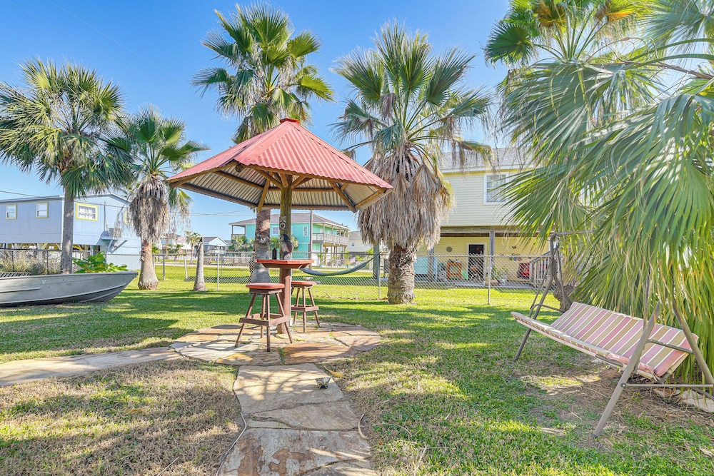 Private Pool, Deck & Patio: Galveston Oasis!