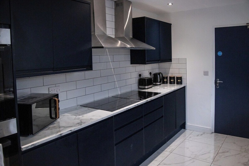 City Centre 6-bed Swansea Getaway