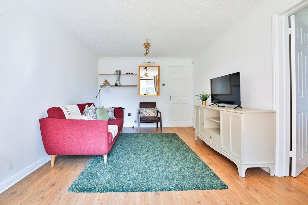 Homely 5 Bed House - 15 Mins to Cardiff City