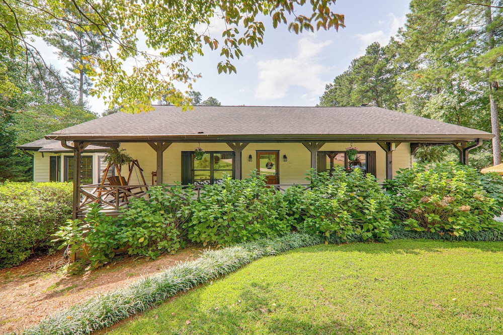 Stylish Country Living: Serene Suwanee Retreat!