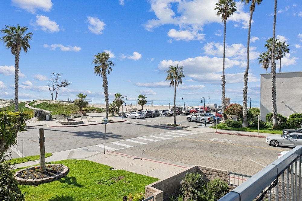 Beautiful 2 Bed Beach Condo #201 2 Bedroom Condo by Sunset Shores Condominiums