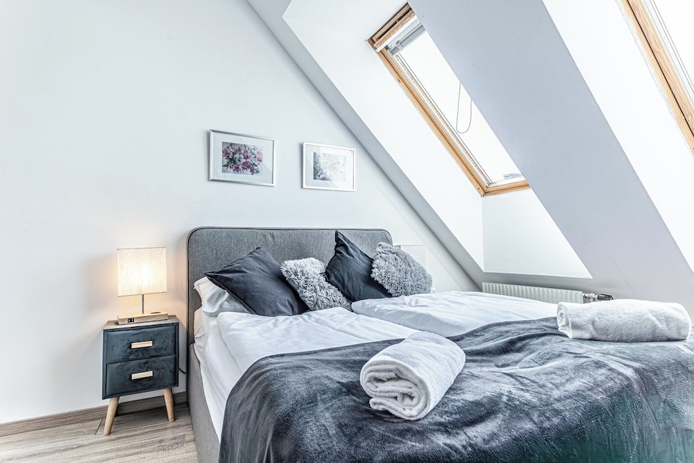 Stunning 12BR Floor For 24 People