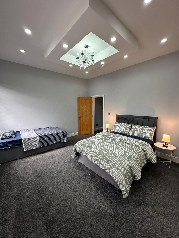 Cozy Manchester House - Stay With Host Onsite