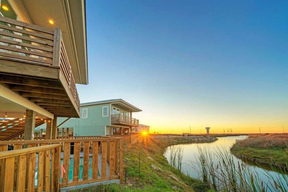Cart-friendly Boardwalk to the Beach Private Pool Firepit Pond Views Bayview