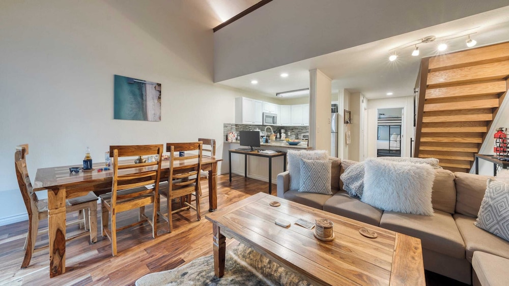 Crystal Pines Cozy Lake Tahoe Escape With Fully Equipped Kitchen and Balcony Views