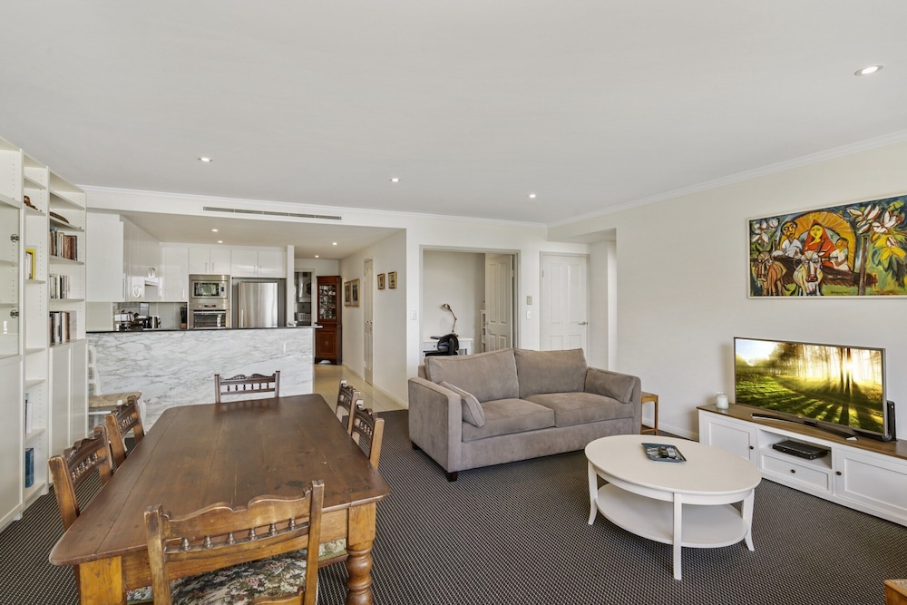 Gorgeous 2-bed Unit Near Riverside Parks