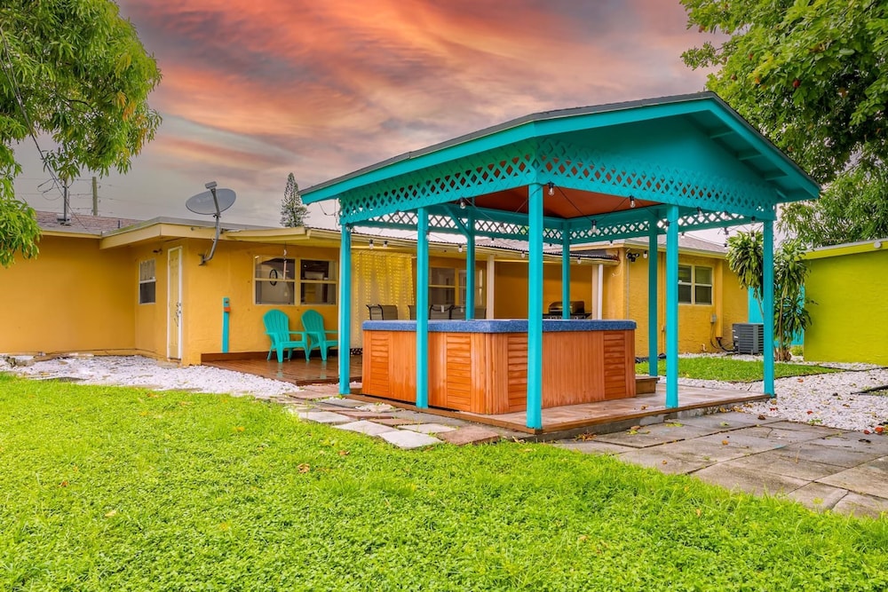 Tropical House Pool Table Jacuzzi Nearby Beach