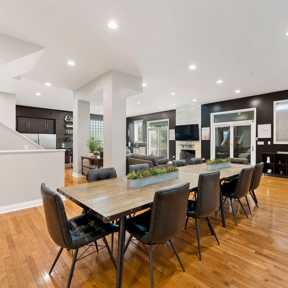 Spacious Luxury Retreat 8 Bed Oasis With 6 Baths