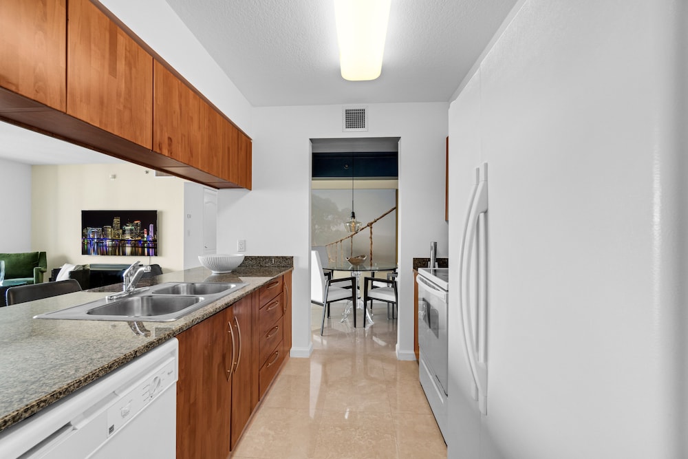 Luxury Apartments W Pool & Ocean views