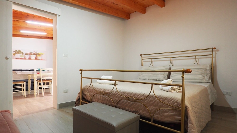 Villa Ulivo Sleeps 7 Garden Close to the sea