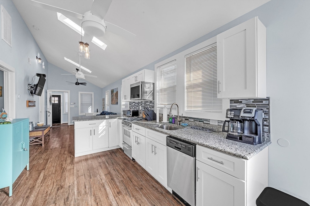 Cozy 3-br Retreat, Four Blocks To Beach & Boardwalk 3 Bedroom Home