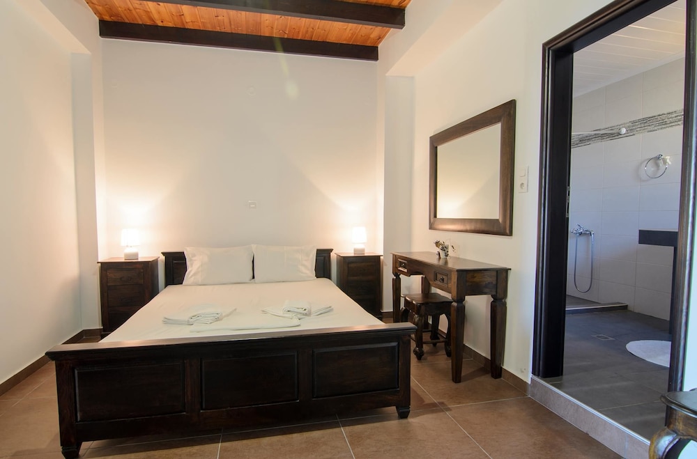 Traditional Apartments Madares view 3
