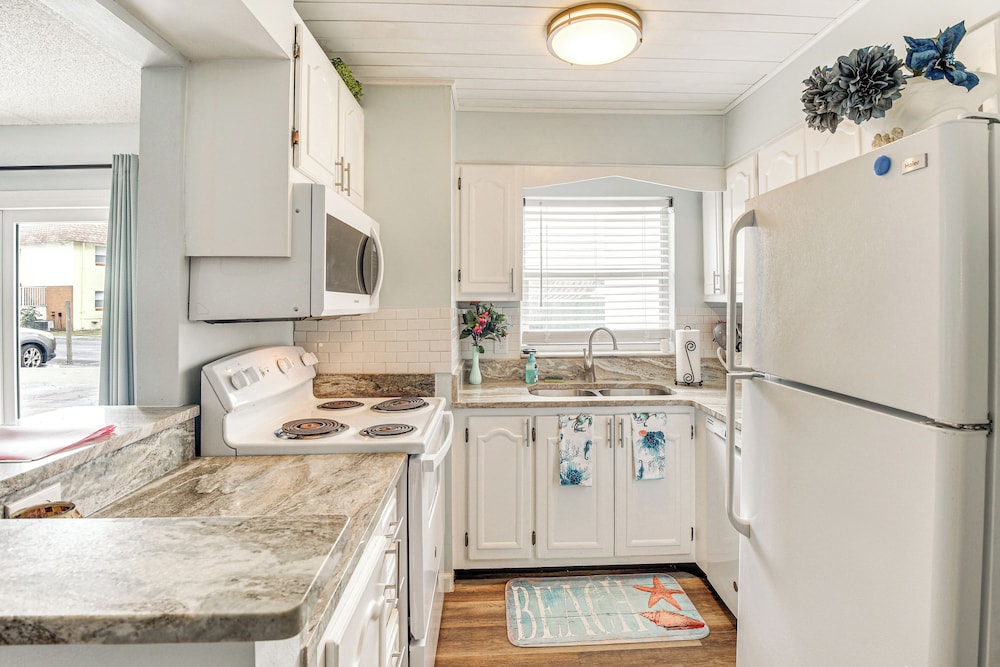 Oceanside Ormond Beach Condo, Steps to Shore!