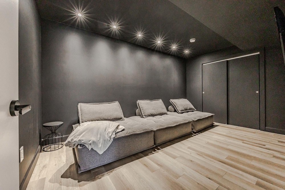 Valhalla - Scandinavian Style Chalet Directly on the Lake With Upscale Amenities and Private hot tub