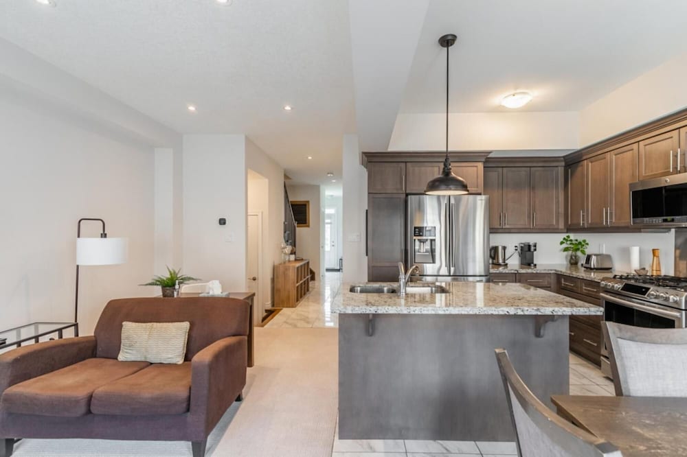 Toronto Vacations - Modern Lakeshore 3BR 3BA TH Free Parking BBQ - Property Image 5