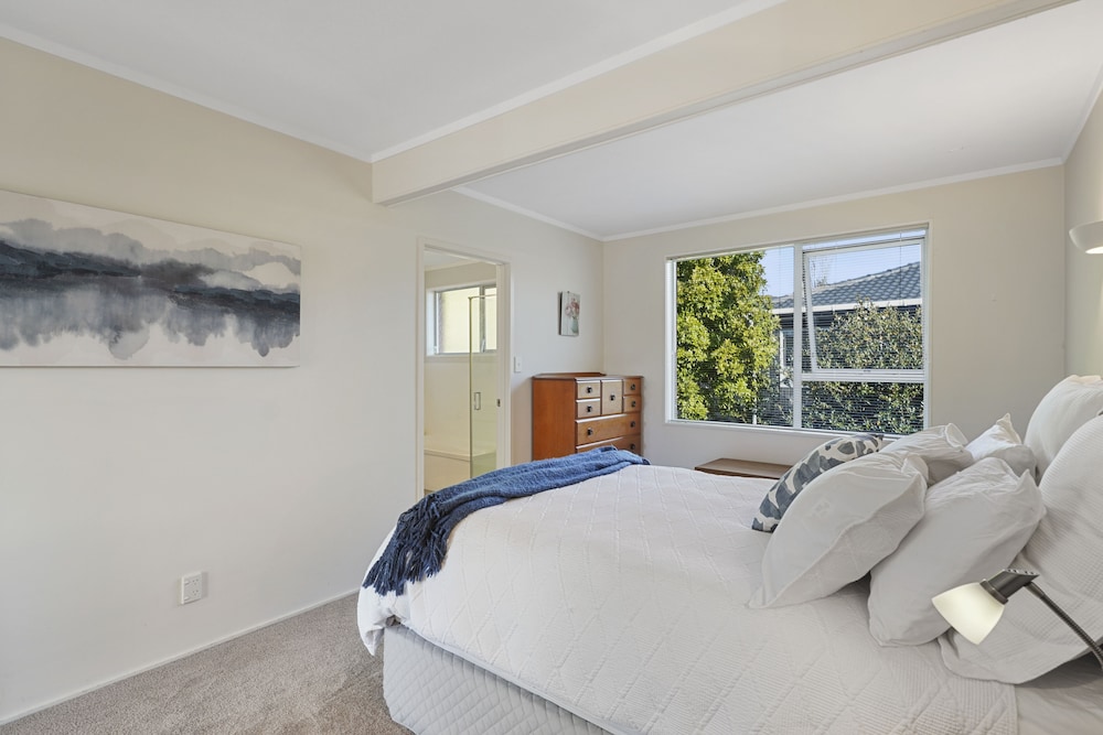 Bright & Sunny Meadowbank - Gardens view 5