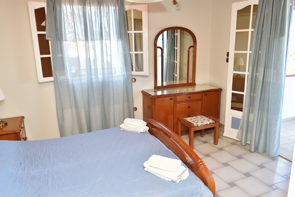 Tzivras Villa & Apartments