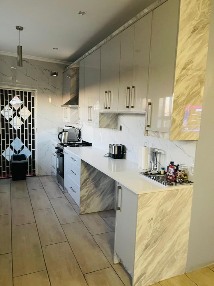 Lovely 3 bed in Selborne Park With Pool - 2234