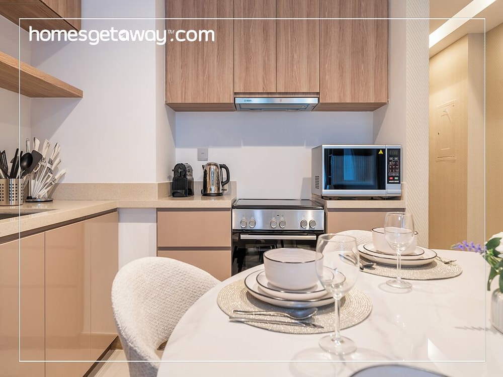 2BR Luxury with Stunning Lake View in Business Bay