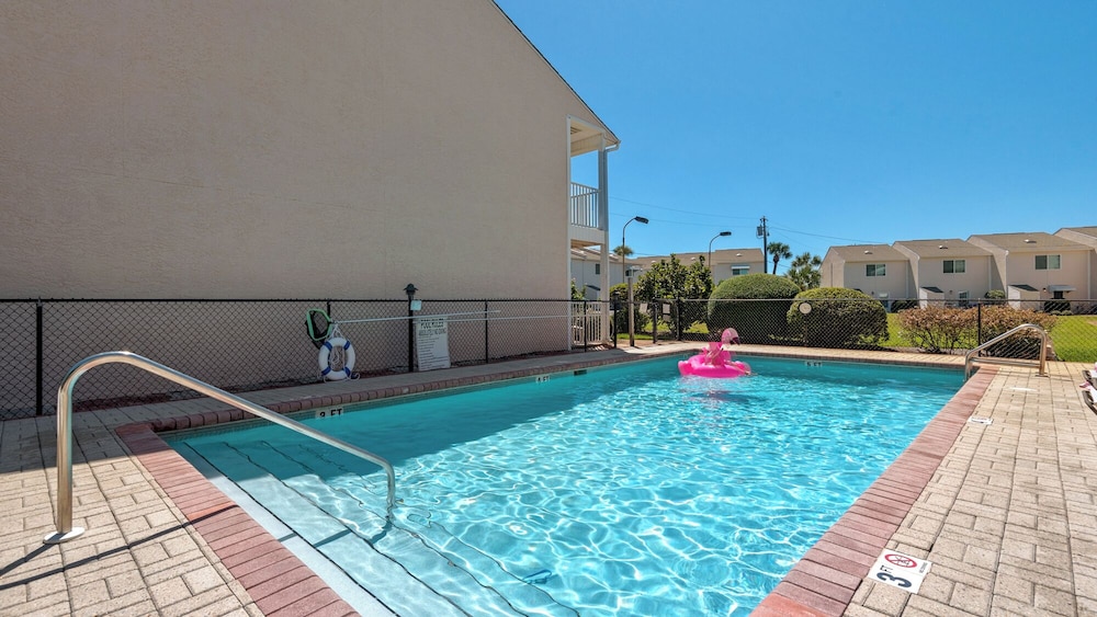 Beachside Retreat With Pools & Local Dining + Free Attraction Tickets!