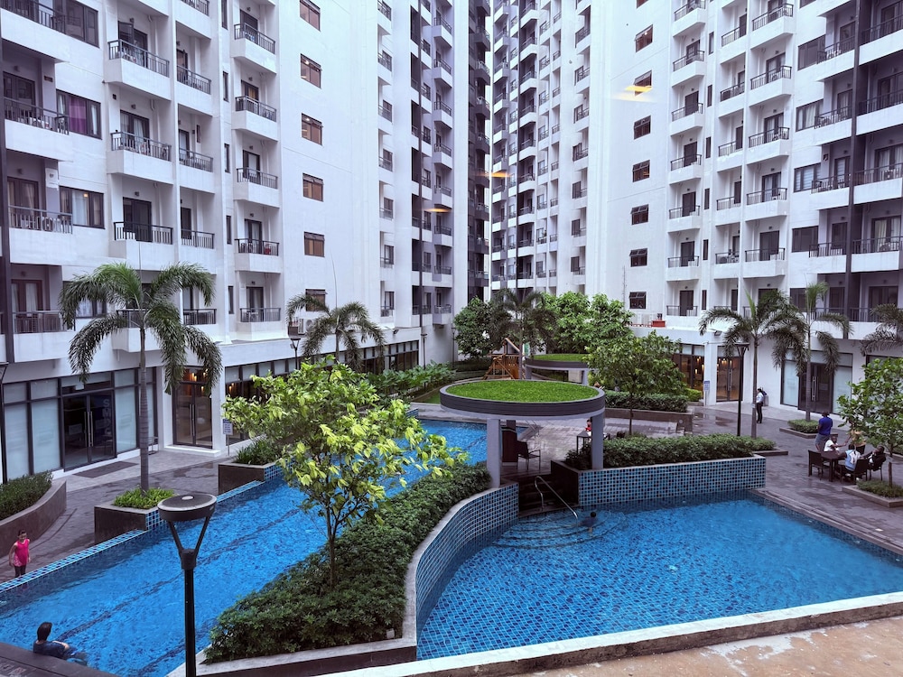 S&R Staycation Walk to SM Bicutan, With Karaoke,disney Plus, Netflix, Youtube