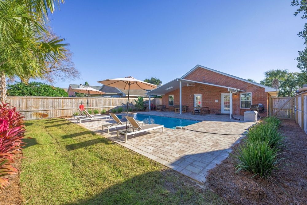 Golf Cart & Private Pool!