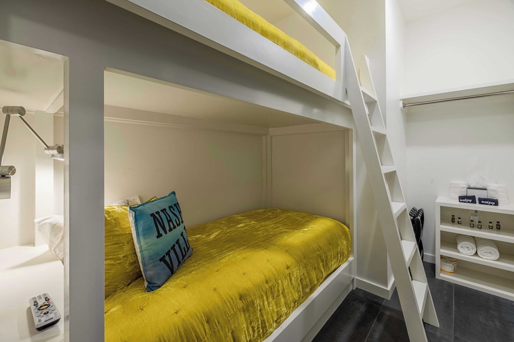 121 Hotel Floor 1 & 2 by Avantstay Sleeps 34, 10 Units in Nashville