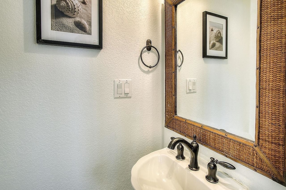 Vista Bella del Mar 5 Bedroom Holiday Home by Five Star Properties