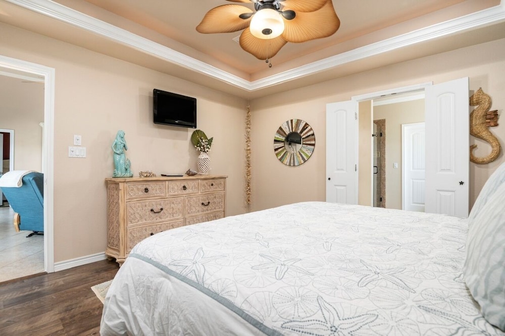 Pair-a-dice 3 Bedroom Home by RedAwning view 2
