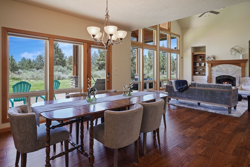 Family-Friendly Dara Oaks Home with Private Hot Tub and BBQ on the Deck by RedAwning